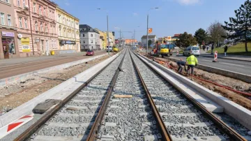 Nově položené koleje ve Skvrňanské ulici v Plzni