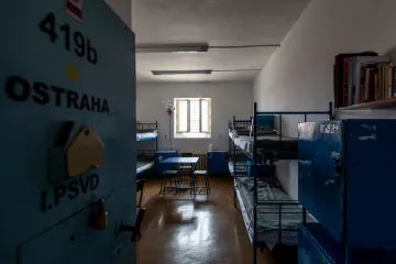 Začal soud s osmi dozorci valdické věznice. Někteří měli napadat vězně, všichni vinu odmítají