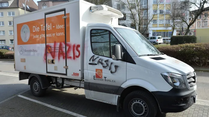 Hanlivé nápisy na vozidle essenské potravinové banky (1. března)
