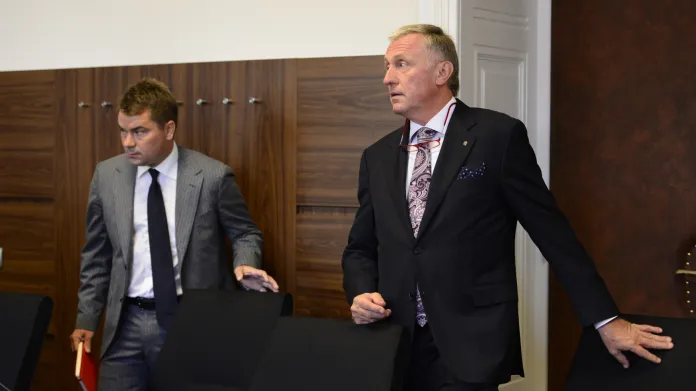 Mirek Topolánek vypovídal u soudu se svým bývalým poradcem a lobbistou Markem Dalíkem (vlevo) v kauze nákupu obrněných transportérů Pandur (21. 8. 2014)