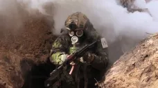 Ukrajinský voják v plynové masce
