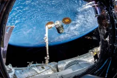 U ISS zakotvila Labuť. Dopravila tam přes tři tuny důležitého nákladu i zmrzlinu pro posádku