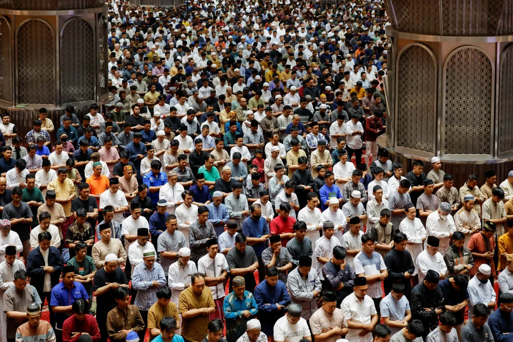 Muslimové během ramadánu slaví první boží zjevení, které údajně v tomto měsíci prorok Mohamed obdržel. Na snímku jsou indonéští muslimové v mešitě v Jakartě