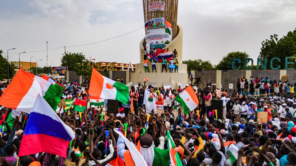 Tisíce lidí s nigerskými i ruskými vlajkami se nedávno v Niamey sešlo na podporu pučistické vlády