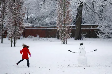 Bouře Gabriel přinesla do Francie husté sněžení. Silný vítr míří do Česka