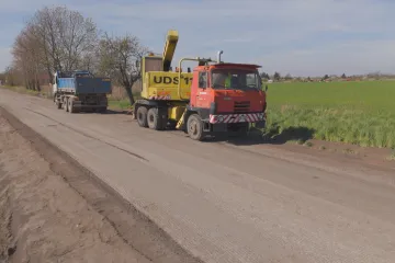 Začala oprava silnic, které při stavbě D35 poničila těžká technika