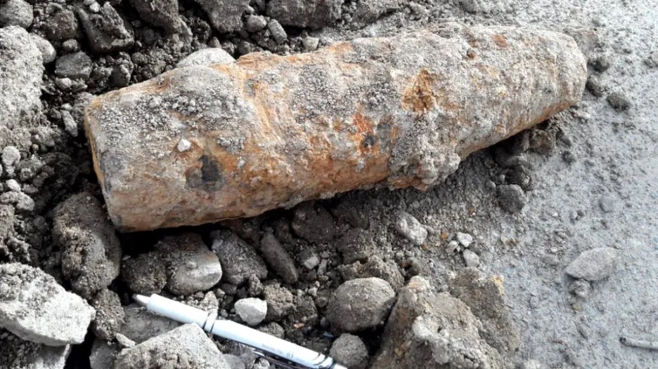 Při výkopových pracích na pražském Chodově byl nalezen dělostřelecký granát
