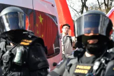 Zeman poděkoval za zásahy policistů při čínské návštěvě. Protestující připravují žaloby