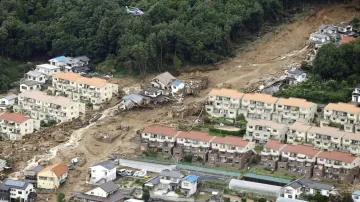 Nánosy půdy si razily cestu zabydlenou čtvrtí Hirošimy
