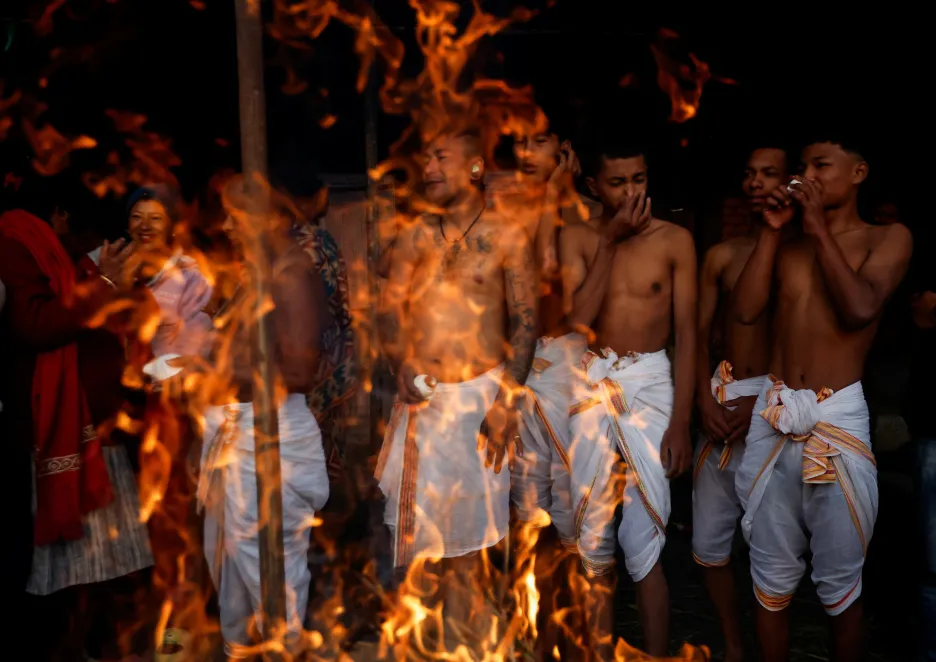 Před obřadní koupelí se lidé shromažďují u ohně