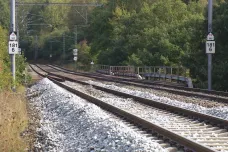 U Karlových Varů minimálně do června zpomalí vlaky, na trati znovu pokleslo podloží