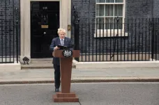 Britský premiér Johnson odstoupil z pozice lídra Konzervativní strany