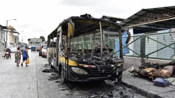 Lidé obchází zbytky ohořelého autobusu
