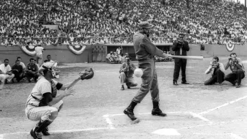 Fidel Castro jako čestný host jednoho z baseballových zápasů