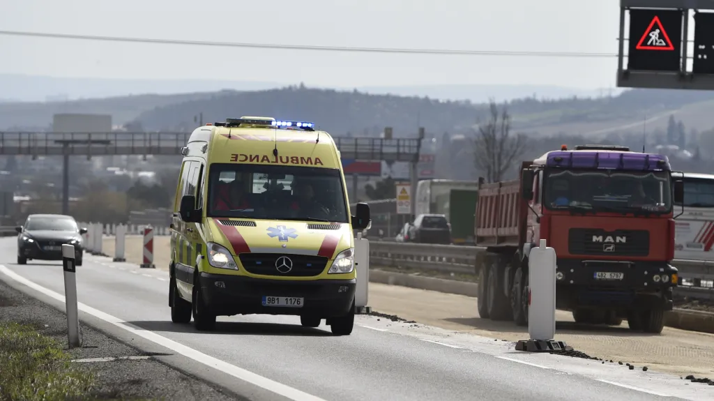 Záchranná služba projíždí rekonstruovaným úsekem D1