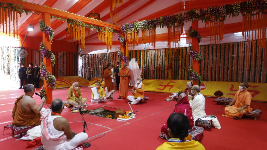 Ceremonie pokládání stříbrného základního kamene do hinduistického chrámu