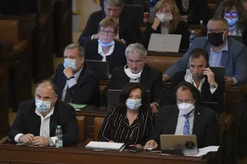 Šest hodin poslanci debatovali o penězích pro obce a živnostníky. K hlasování se nedostali