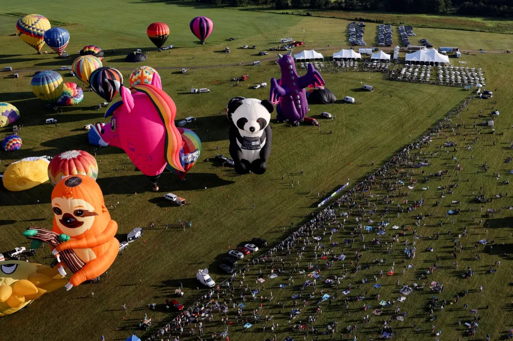 Festival balónového létání v New Jersey. Na nebi se tento rok objevilo 58 balónu různých tvarů i velikostí