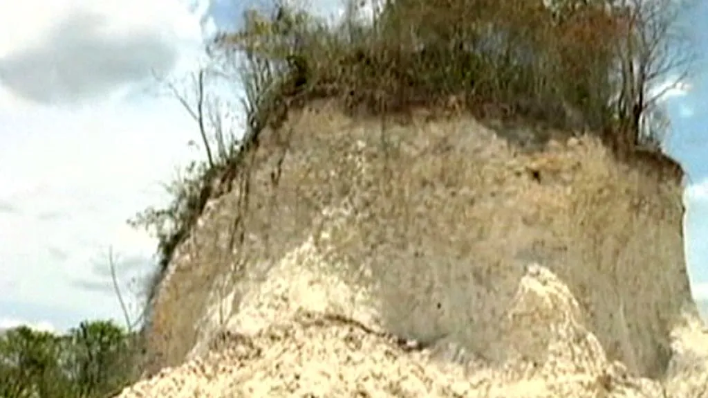 Zničená mayská pyramida Nohmul v Belize