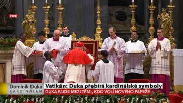 Dominik Duka přebírá kardinálské symboly