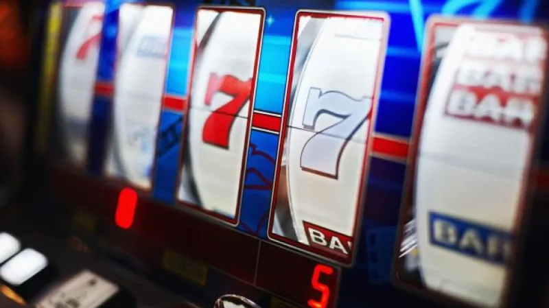 Události: Češi prosázeli 124 miliard