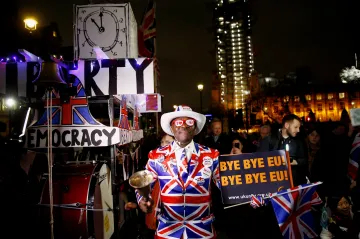 Brexit je alarm pro Evropu, soudí Macron. V Londýně se slaví i smutní
