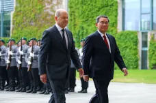 Scholz vyzval čínského premiéra k většímu úsilí o zastavení ruské agrese proti Ukrajině 