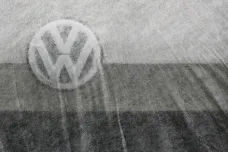 Kvůli emisní aféře musí hlavní akcionář Volkswagenu odškodnit investory miliardou korun