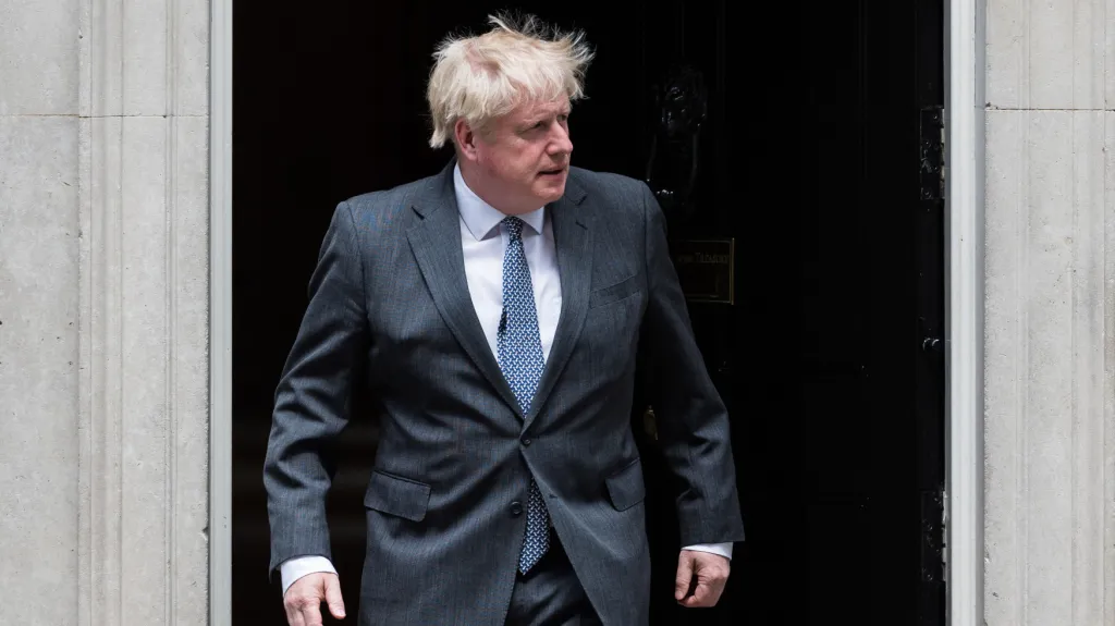Britský premiér Boris Johnson před sídlem na Downing Street