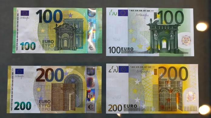 Nové bankovky (vlevo) 100 a 200 eur ve srovnání se starými.