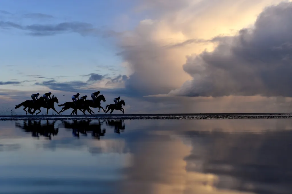 Koně a jezdci soutěží během jednodenních závodů pořádaných na plážích v irském Laytownu. Závod se vrátil do dostihového kalendáře poté, co byl v posledních dvou letech zrušen kvůli pandemii