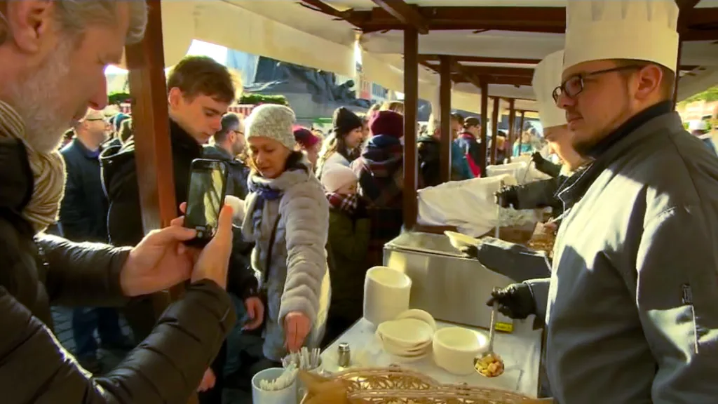 Nalévání polévky na Staroměstském náměstí