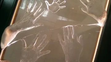 Poničený památník na pražském hlavním nádraží