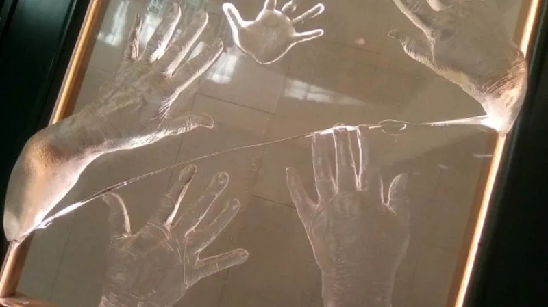 Poničený památník na pražském hlavním nádraží