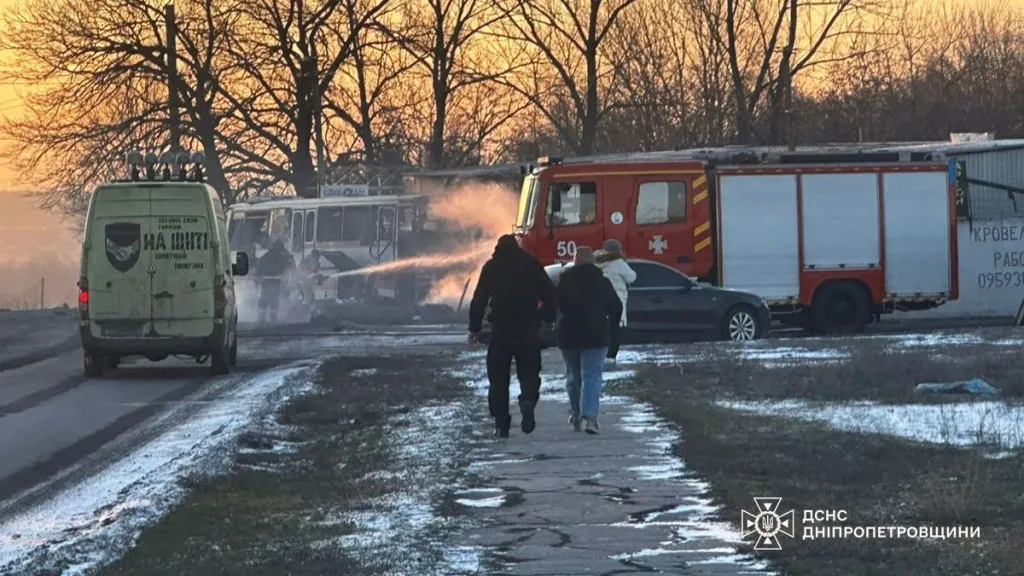 Ruský dron zaútočil na firemní autobus u Dnipra