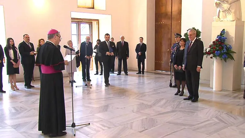 Vatikánský velvyslanec Giuseppe Leanza čte za diplomaty zdravici novému českému prezidentovi Miloši Zemanovi