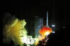 Čínská sonda míří k asteroidu a kometě, má odebrat vzorky