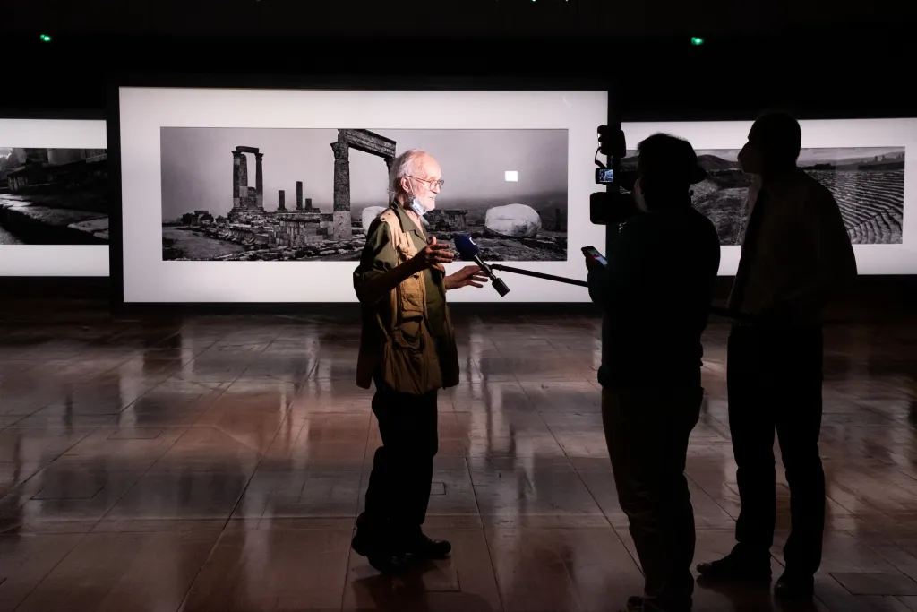 Český fotograf hovoří s reportérem 15. září 2020 při otevření své výstavy ve Francouzské národní knihovně Françoise Mitterranda v Paříži. Soubor je výsledkem Koudelkova třicetiletého systematického putování po antických památkách kolem Středozemního moře