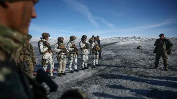 Dánské, švédské a norské jednotky domobrany se společně s dánskými, německými a francouzskými vojáky účastní společných vojenských cvičení ve městě Kangerlussuaq v Grónsku