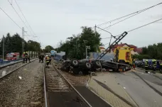 VIDEO: Kamion rozmetaný projíždějícím vlakem natočil náhodný svědek