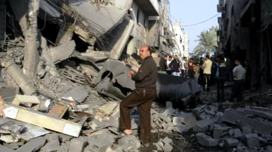 Palestinci u zdemolovaných domů
