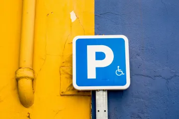 Řidiči v Plzni blokují místa pro ZTP, podle policie mají pestré výmluvy
