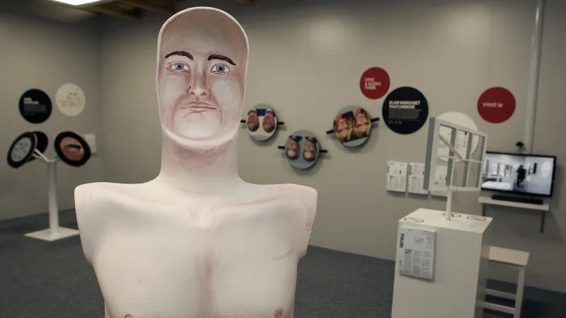 Exponát Exorcista poukazuje na rozpor ve vnímání vypouklého těla a vyduté tváře. Když se na otáčivou postavu zadíváme a pozorujeme její pohyb, zdá se nám, že se tělo otáčí jedním směrem a hlava opačným.