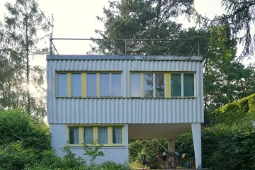 Chaty navrhovali i známí architekti, lidé je pak napodobovali