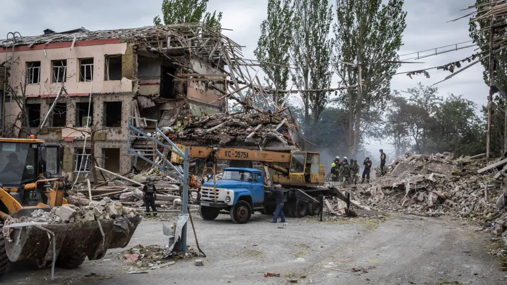 Budova školy zasažená ostřelováním v Kramatorsku v Doněcké oblasti