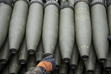 Ukrajina má díky unijní dohodě získat munici. Evropský zbrojní průmysl ale čelí mnoha výzvám