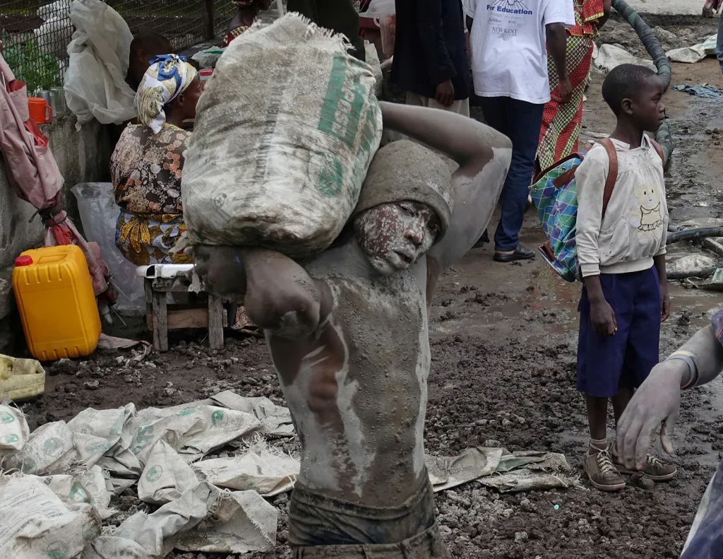 Muž při práci na stavbě ve městě Goma (hlavním městě provincie Norh Kivu na východě Demokratické republiky Kongo)