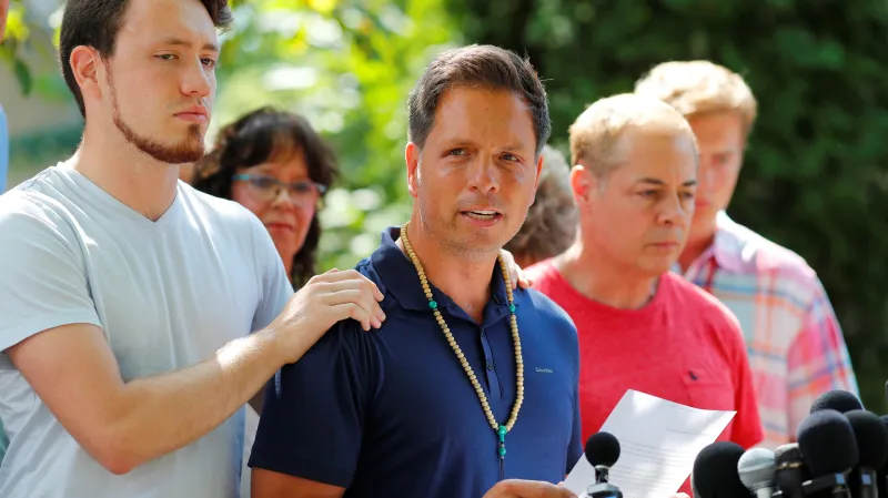 Přítel zastřelené Australanky Don Damond mluví před médii