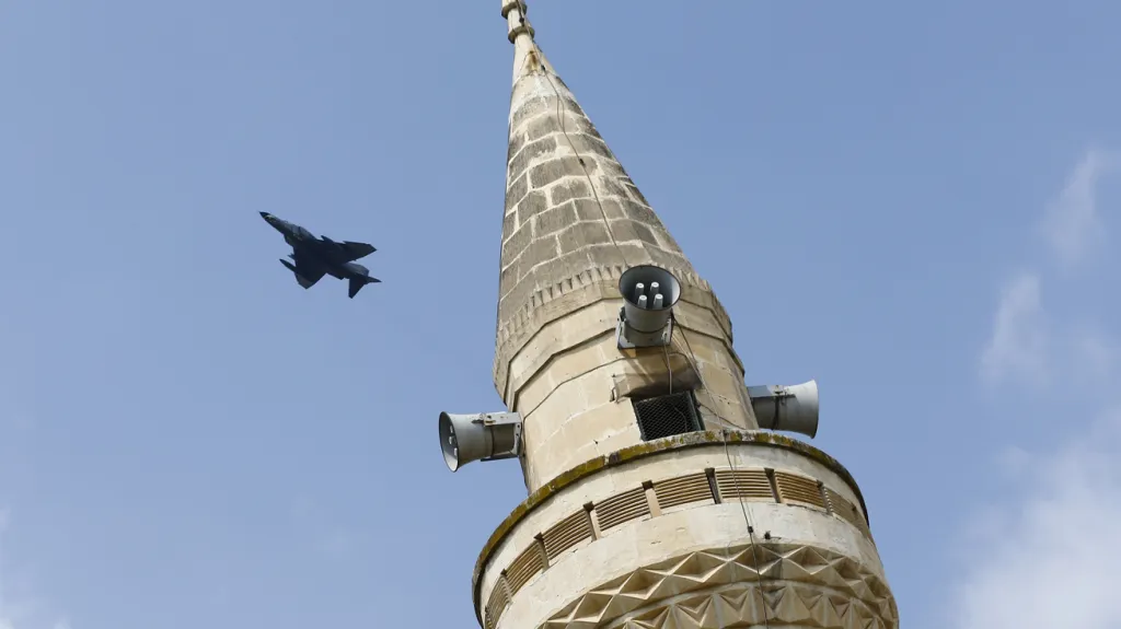 Turecký bojový letoun F-4E po startu ze základny Incirlik