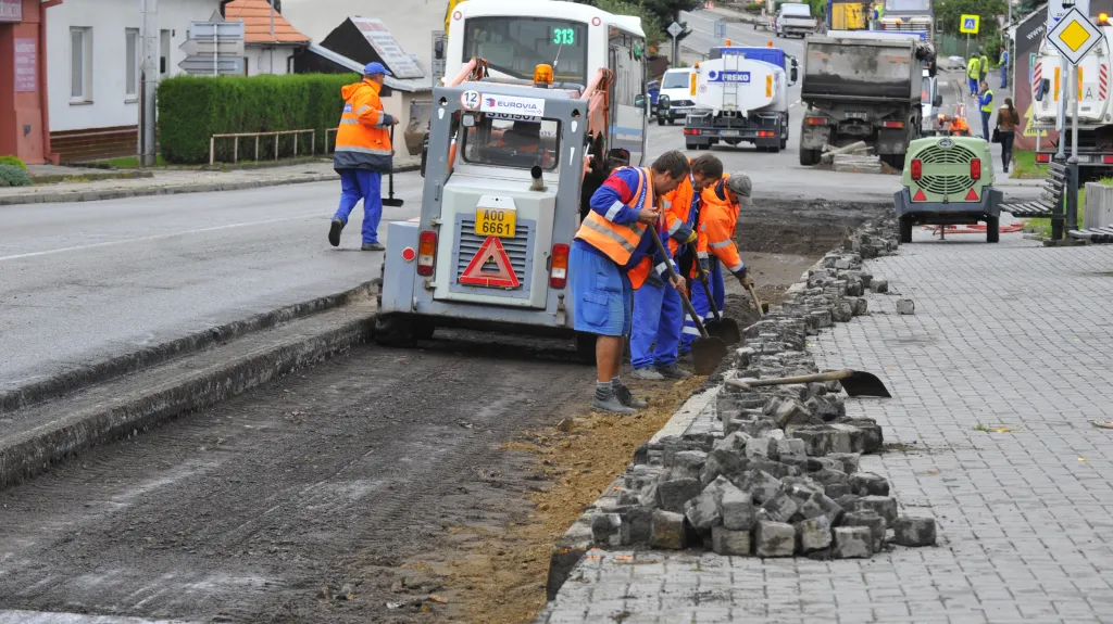 Silničáři položí mezi Lipůvkou a Lažanami novou vozovku